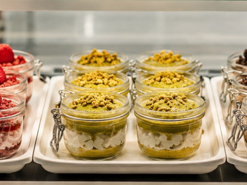 3 dessert gelato in planetaria: lampone, pistacchio kataifi e rochè