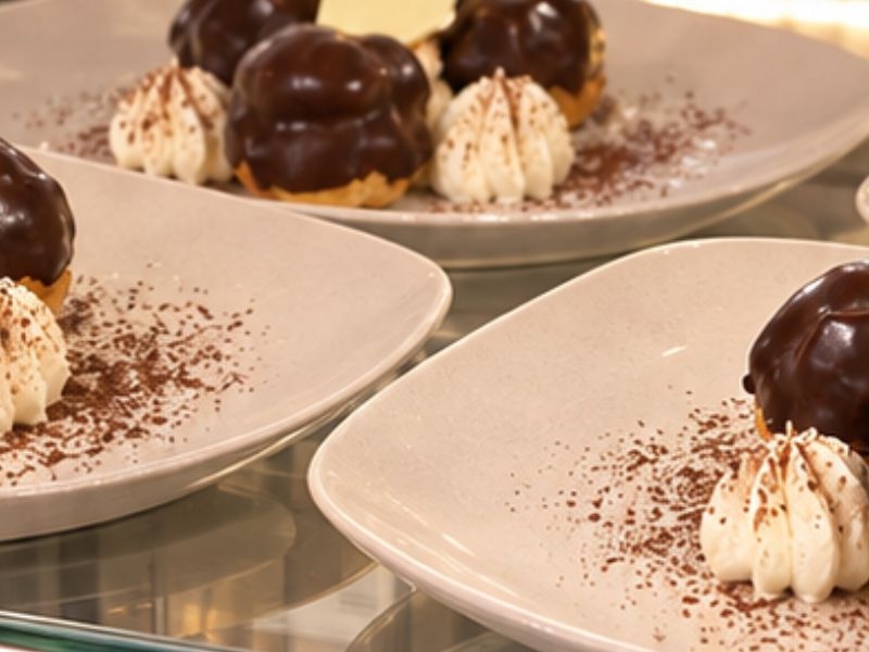 Bignèmisù: il dessert al tiramisù con bignè e glassa croccante al caffè